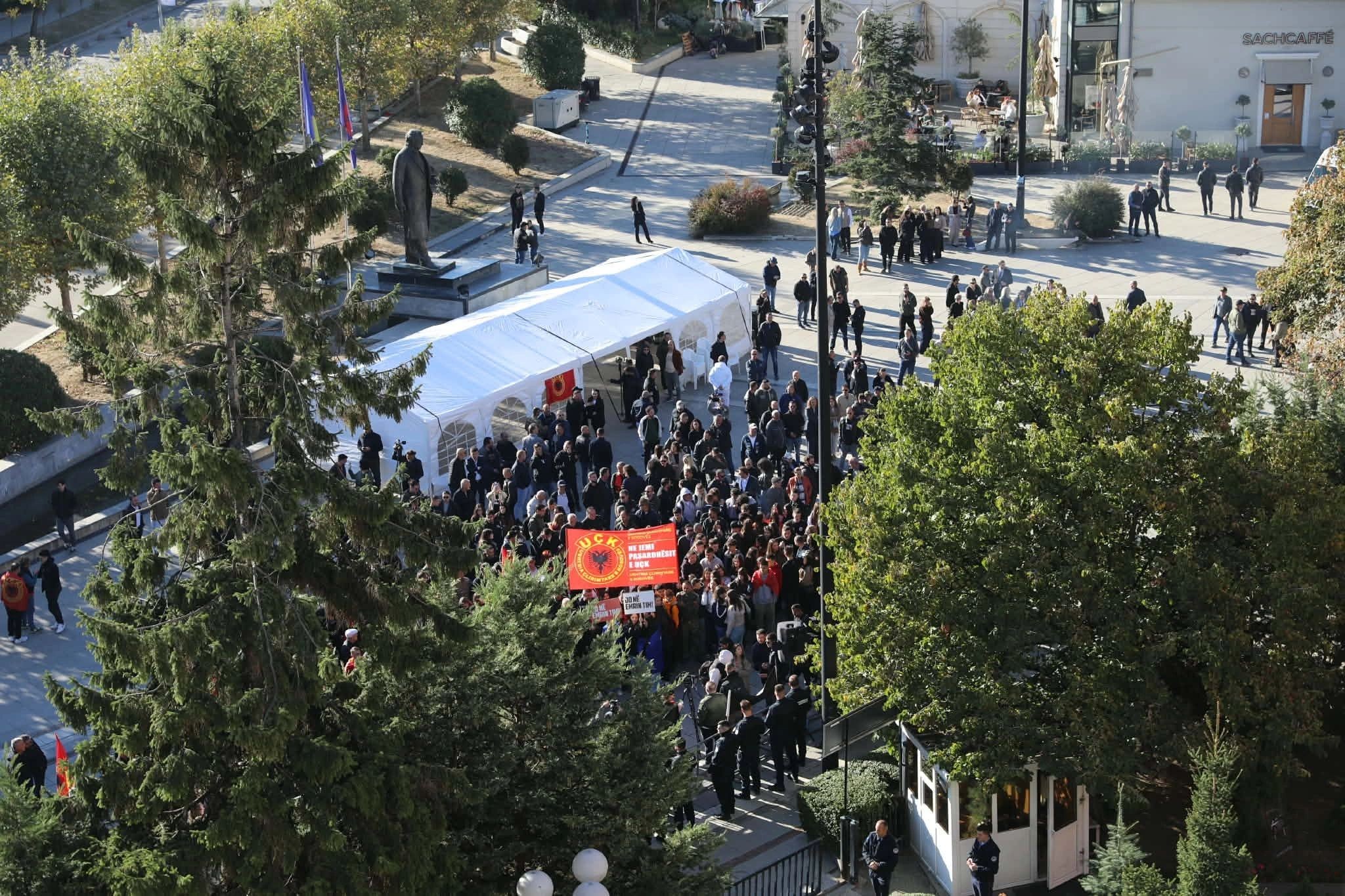 Tubimi para Kuvendit: Shoqërohet në polici një protestues për përdorim të mjeteve piroteknike