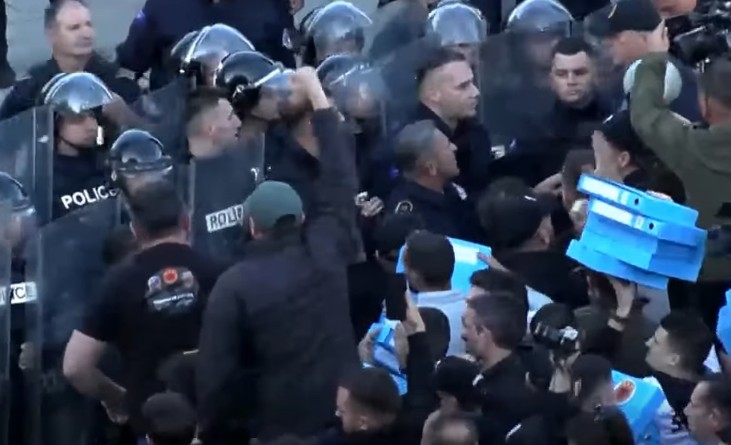Incidentet e minutave të fundit: Protesta “Jo në emrin tim” mbyllet me përplasje para Qeverisë