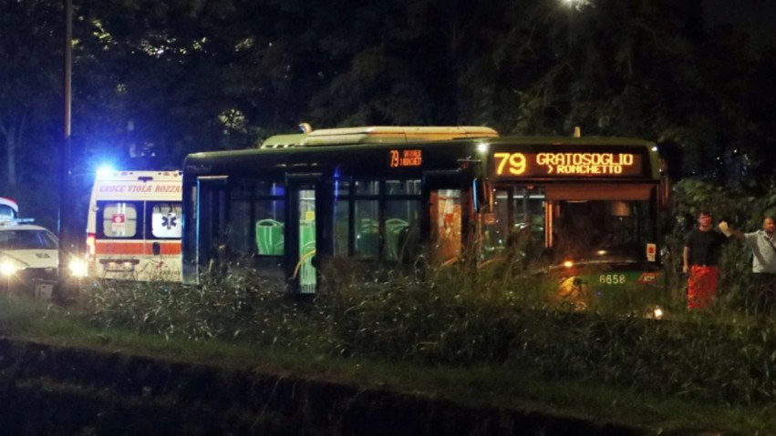 Përplasje e fortë në Milano: Autobusi i linjës bëhet copë pas goditjes me makinë, lëndohen 7 persona