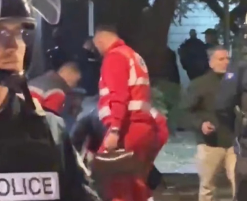Tensione dhe një i lënduar në protestën pranë Kuvendit për Ligjin e Dhomave të Specializuara