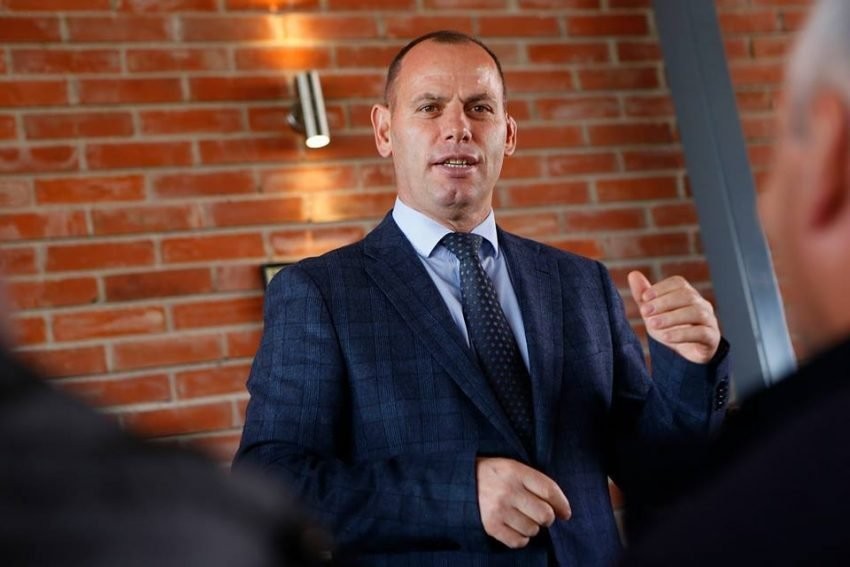 Krisje e raporteve në Drenas: Shoqatat e UÇK-së ndërprejnë kanalet e komunikimit me komunën, reagon Lladrovci