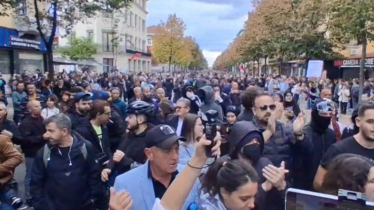 Tensione para Ministrisë së Arsimit: Studentët refuzojnë bashkimin me deputetët e Partisë Demokratike