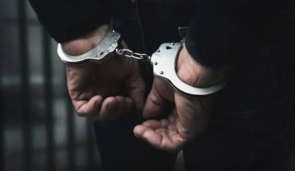 Aksion policor në Fushë Kosovë: Vihen në pranga dy shtetas turq, kapen armë dhe lëndë narkotike