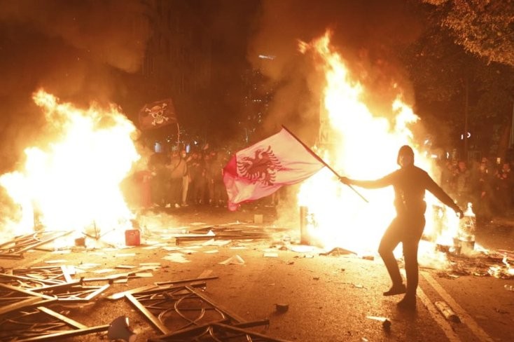 Përshkallëzim i protestës në Tiranë: Flakë në rrugë dhe përplasje të dhunshme para Ministrisë së Arsimit
