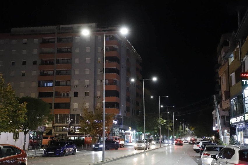 Mitrovica shkëlqen: Përfundon instalimi i ndriçimit publik në dhjetëra zona të qytetit dhe fshatrave