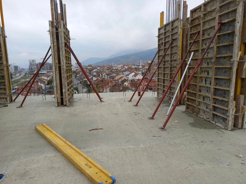 Prizren: Pezullohen punimet në një kantier ndërtimi për shkak të shkeljeve të sigurisë në punë