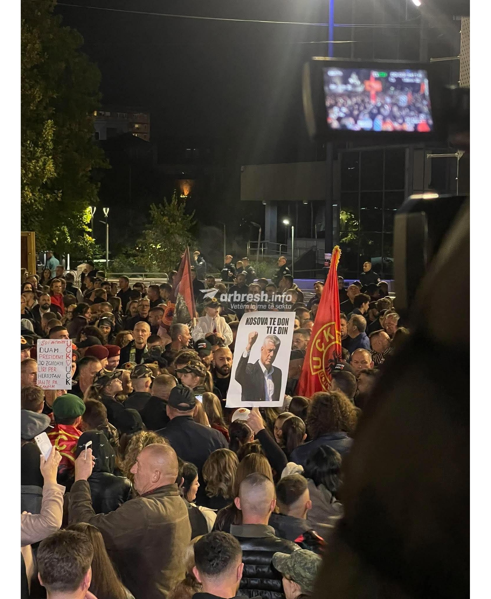Vazhdon mobilizimi në Prishtinë: Nata e 14-të e protestave në sheshin “Skënderbeu” për mbrojtjen e vlerave të UÇK-së