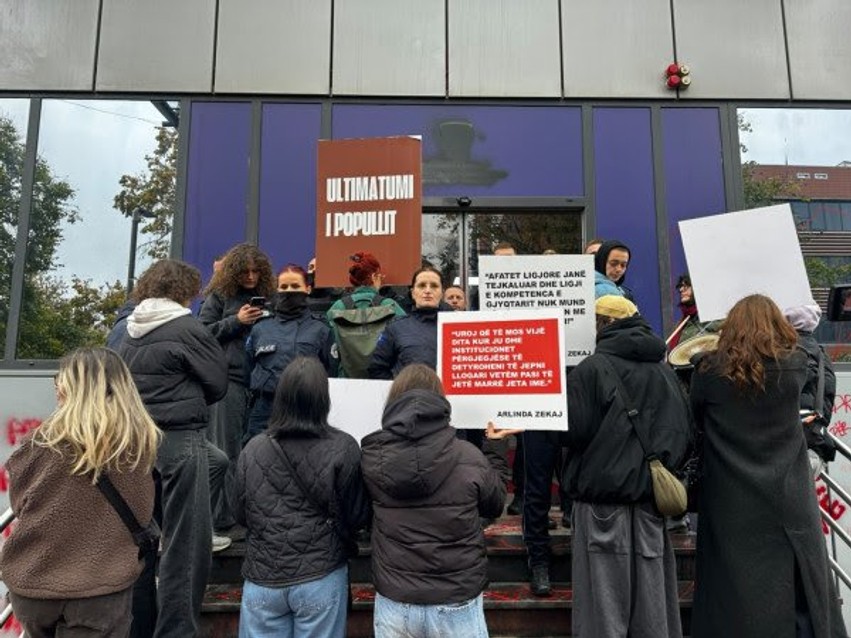 Tubim protestuesish para ekzekutivit, Gërvalla dhe Sveçla dalin në konferencë për rastin e rëndë të Arlinda Zekajt
