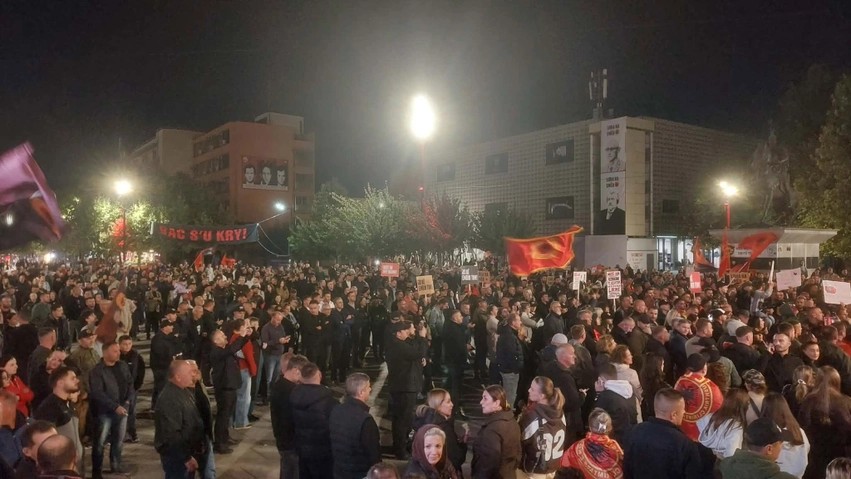 “Jo në emrin tim”: Vijohet për të 17-tën natë protesta në Prishtinë në mbrojtje të vlerave të UÇK-së