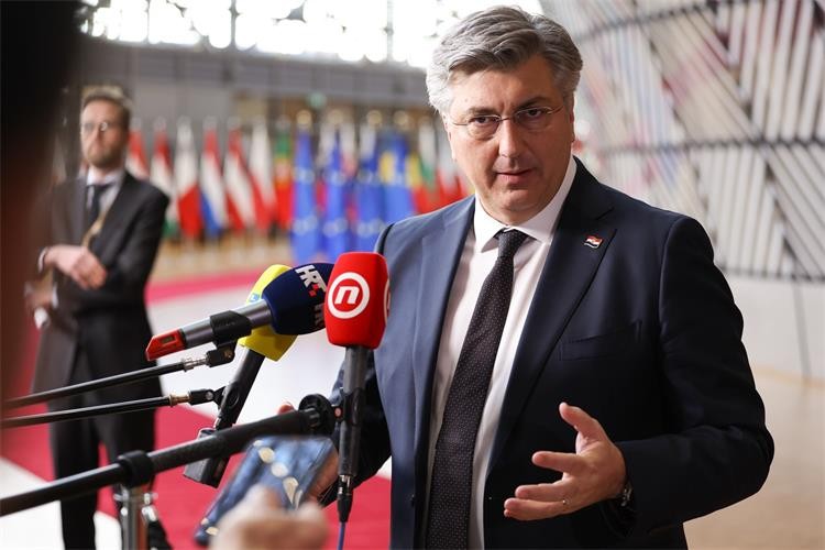 Kryeministri kroat Plenkoviq: Fqinjët e Serbisë duhet të analizojnë arsyet e këtij armatosjeje masive