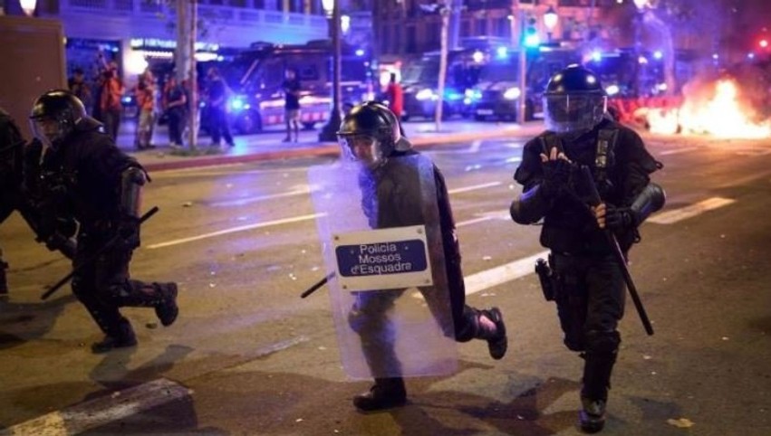 Trazira të dhunshme në zemër të Barcelonës: Mbi 100 të prangosur dhe dhjetëra dyqane të shkatërruara