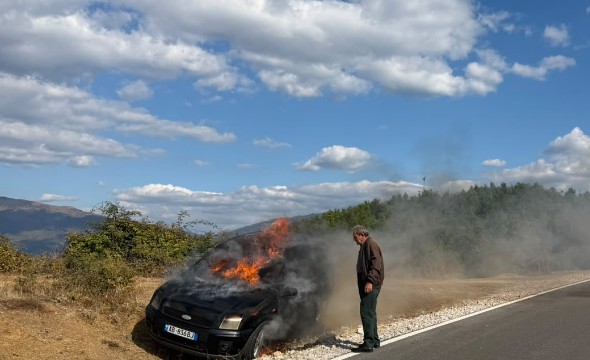 Mori flakë në lëvizje, digjet makina në Librazhd