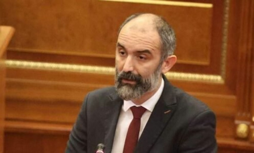 Abrashi pas protestës para Kuvendit: Demokracia pranon tryezën, jo ultimatumet dhe dhunën