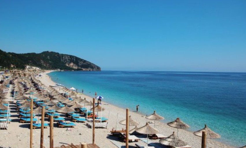 Shtypi italian sugjeron Dhërmiun: Pika kyçe për të shijuar Rivierën Shqiptare edhe në muajt e vjeshtës