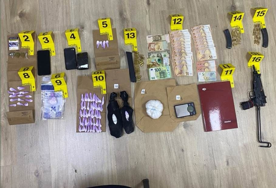 Operacion antidrogë në Gjakovë: Bllokohet mbi 1 kg kokainë, armë luftarake dhe para të gatshme