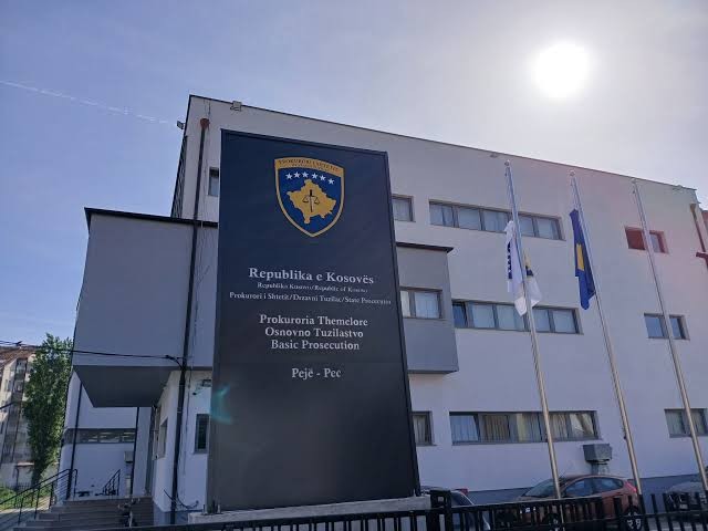 Dhunë fizike në Pejë: Qytetari dërgon videon, prokuroria urdhëron ndalimin e të dyshuarit