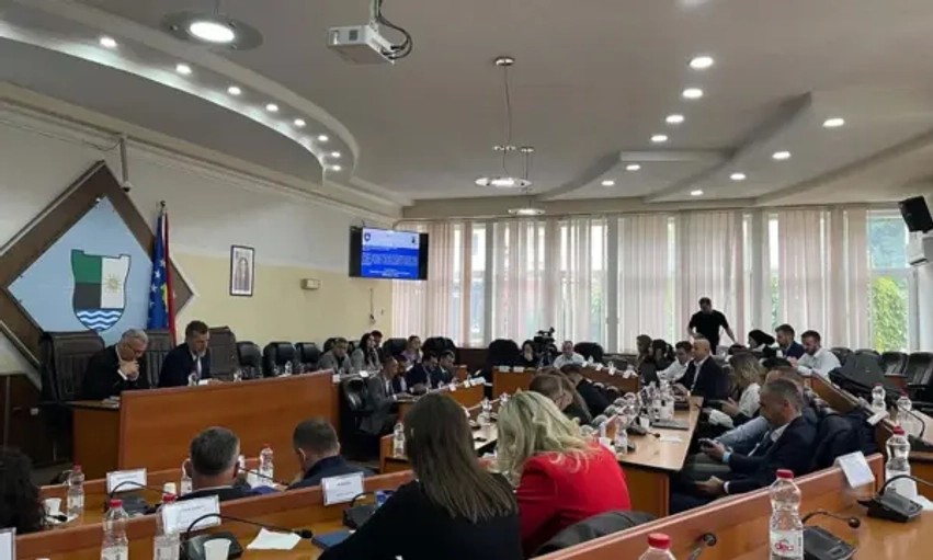 Përplasje në Mitrovicë: PDK bojkoton seancën, Ibrahimi dhe Peci përplasen për diskursin publik