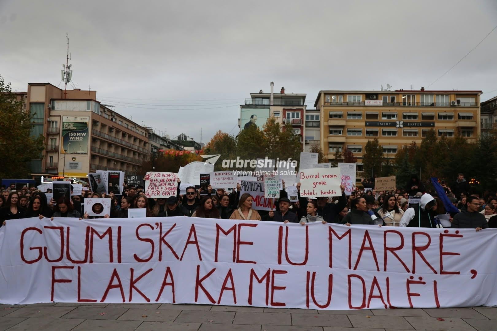 Prishtina ngrihet sërish sot në protestë kombëtare: Kërkohet drejtësi për Arlindën dhe mbrojtje për gratë