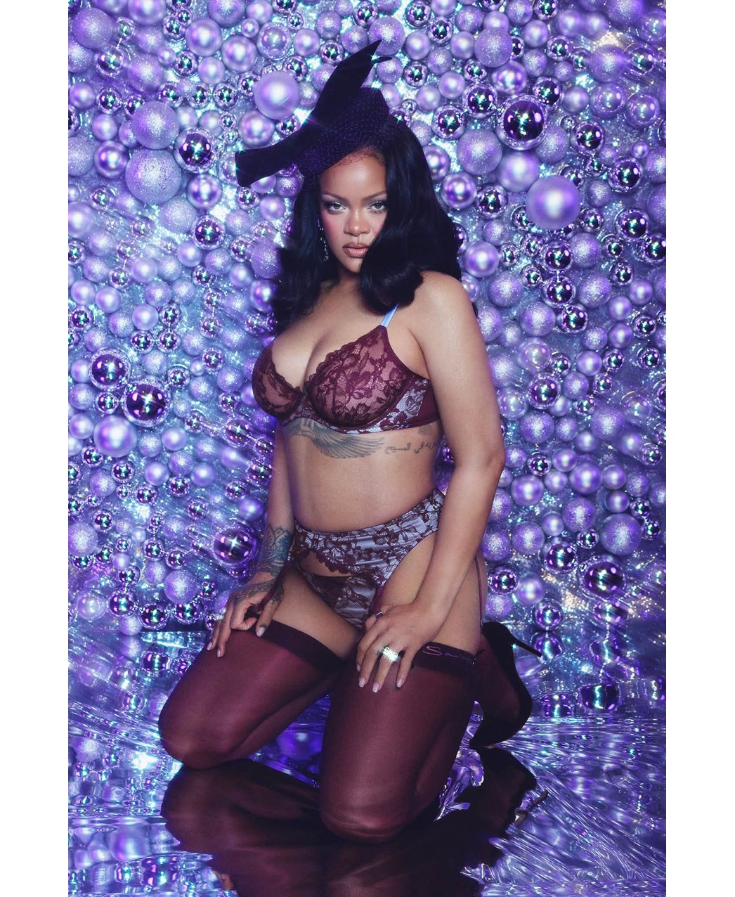 Rihanna shfaqet joshëse në fushatën e re, paralajmëron surprizat e sezonit festiv