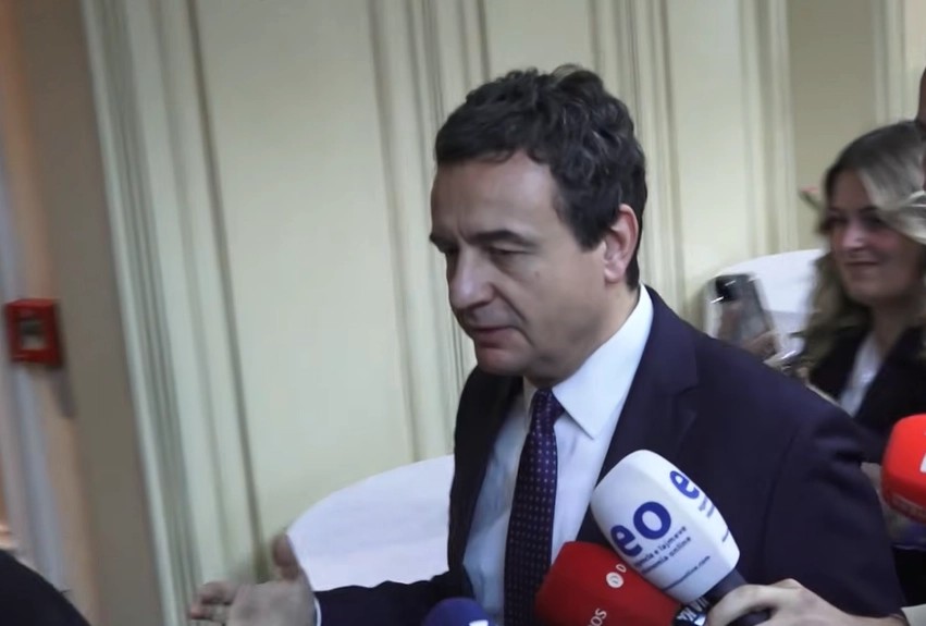 Kurti lë mënjanë paralajmërimet për takime politike, vendimmarrjen e delegon në Kuvend dhe Qeveri