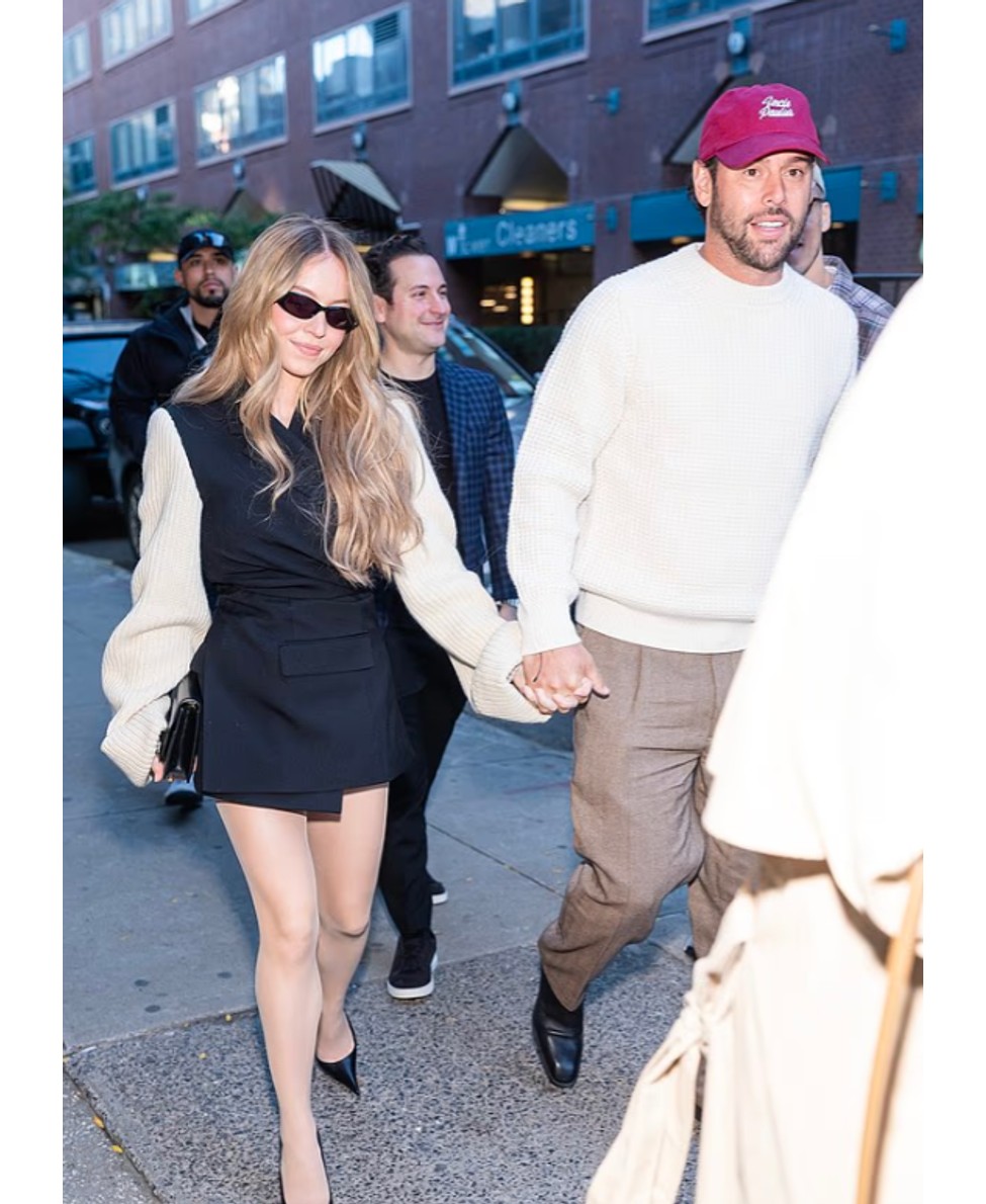 Sydney Sweeney elektrizon New Yorkun: Elegancë me të zeza dhe shëtitje romantike me Scooter Braun