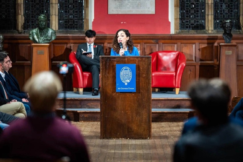 Vjosa Osmani në Oxford Union: E vërteta dhe sakrifica e Kosovës jehojnë në skenën globale