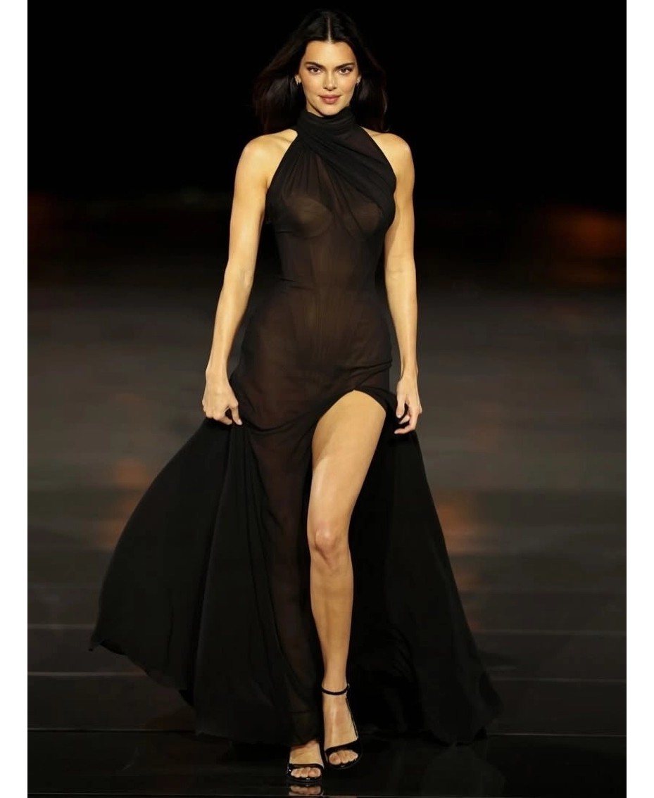Kendall Jenner mahnit publikun në pasarelën e L’Oréal Paris në kryeqytetin francez