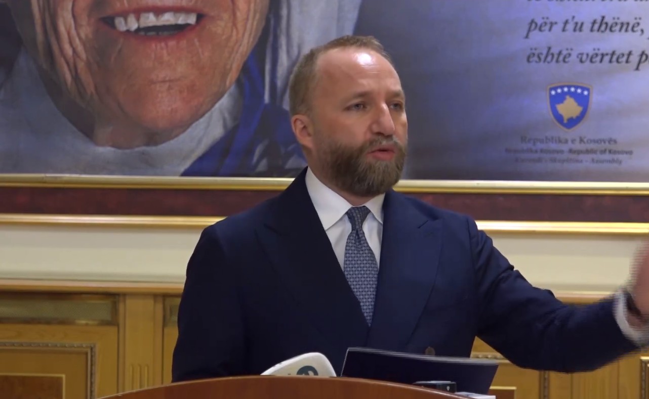 Abelard Tahiri: Qeveria po bëhet gati për seancën e presidentit, mund të përdorin sërish gaz lotsjellës ndaj qytetarëve