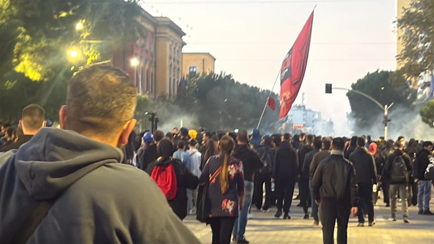 Tensionohet situata në kryeqytet: Përdoren kapsolla dhe molotov gjatë marshimit drejt sheshit “Skënderbej”