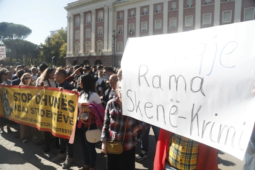 Valë e re protestash në Tiranë: Pedagogët bashkohen me studentët, kërkohet largimi i qeverisë