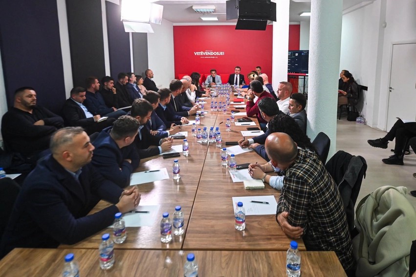 Procesi zgjedhor në prag: LVV-ja paralajmëron zgjedhjet e brendshme, Kurti mbledh krerët e Qendrave