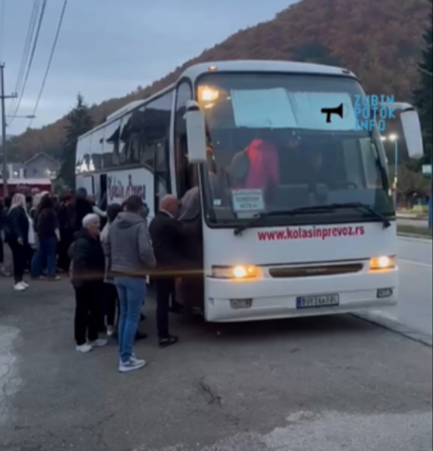 Procesi zgjedhor në Serbi: Serbët e Zubin Potokut udhëtojnë të organizuar drejt vendvotimeve përtej kufirit