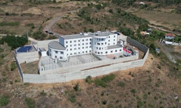 Skema e Call Center-ave: Katër nëna, mes tyre një foshnjë 3-muajshe, dërgohen në burgun e Pojskës