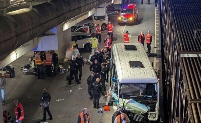 Aksident i rëndë në Tunelin e La Manshit: Përplasen minibusi dhe treni, 19 të plagosur
