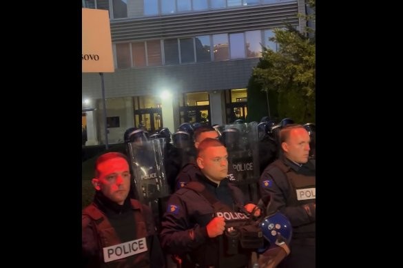 Tensionet në Kuvend: Deputetët të ngujuar, Policia ngre shkallën e gatishmërisë me maska kundër gazit