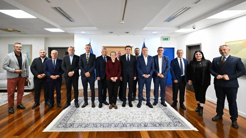 Kurti e cilëson historike bashkimin e shqiptarëve të Luginës për zgjedhjet në Serbi