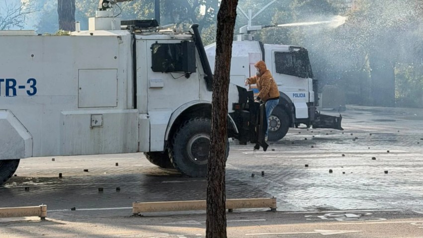 Tensionet në bulevard: Protestuesi i kapur pas mjetit të policisë largohet me forcë nga forcat speciale
