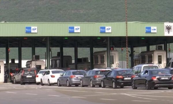 Rivendosja e kontrolleve në Morinë sjell kolona dhe vonesa për udhëtarët mes Shqipërisë dhe Kosovës