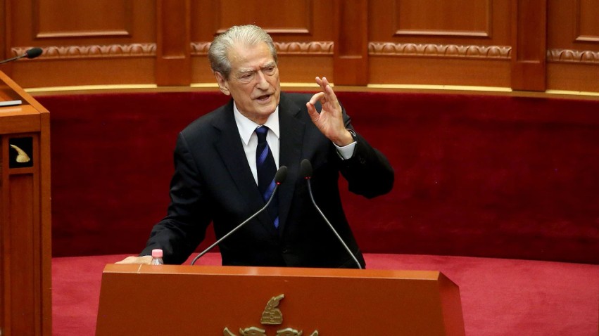 “Flamuri serb mbi Prizren” – Berisha shpërthen ndaj Daçiçit: Deklaratë luftënxitëse nga klouni i Millosheviçit