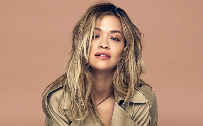 Zbulimi i çuditshëm në rrugë: Rita Ora befasohet nga një veturë me targat që mbajnë emrin e saj