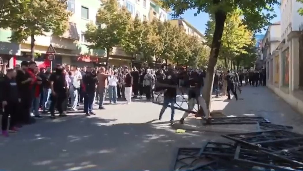 Përshkallëzim i dhunës para Ministrisë së Arsimit: Sulme me molotovë dhe ndërhyrje e forcave të rendit