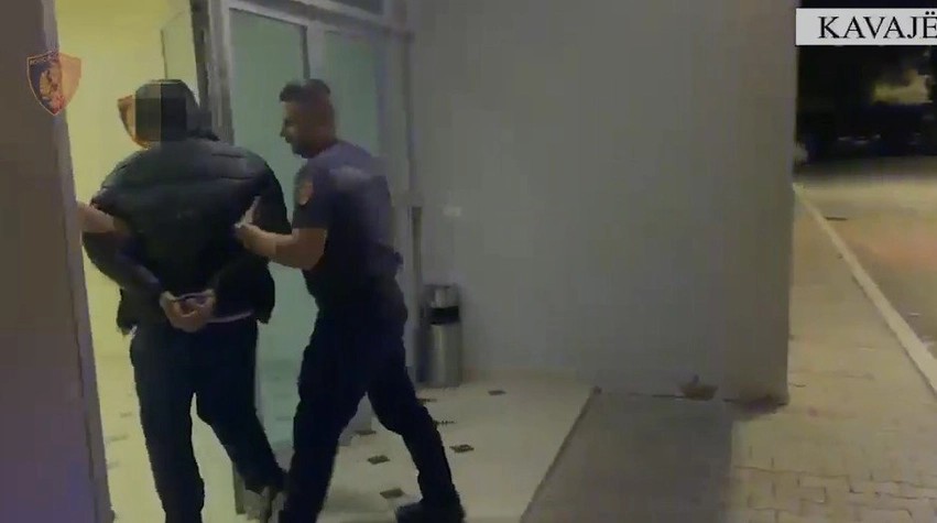 Goditet rrjeti i hajdutëve të makinave në qendër të vendit, operacioni “Cooperation” prangos dy persona dhe zbardh gjashtë vjedhje