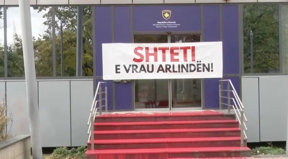 Aksion simbolik para Qeverisë: Organizata QIKA fajëson institucionet për vrasjen e Arlinda Sylaj-Zekajt