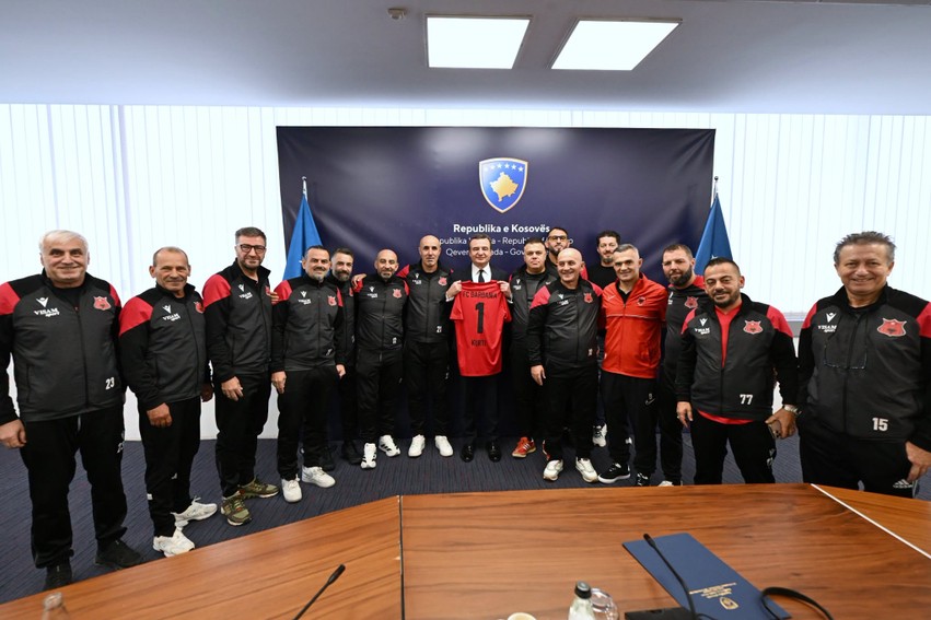 Kryeministri Kurti pritje speciale për delegacionin e klubit shqiptar nga Zvicra, FC Dardania Basel