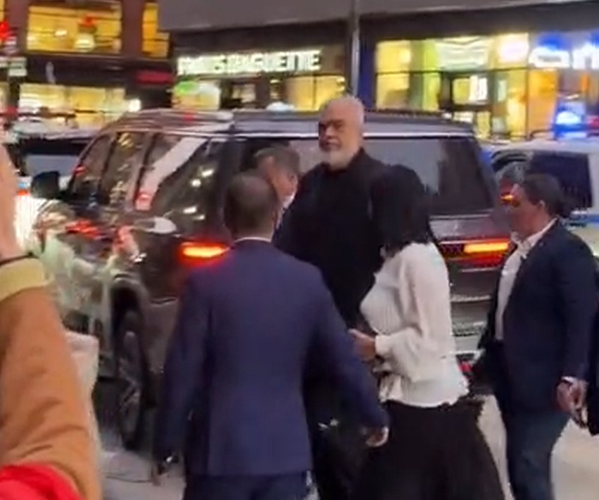 Tensionet në New York: Kryeministri Edi Rama përballet me protestues dhe qëllohet me vezë