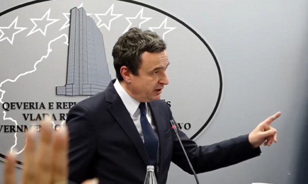 Kurti e mbyll konferencën me një sugjestion për gazetarët: Pyetni Bedri Hamzën