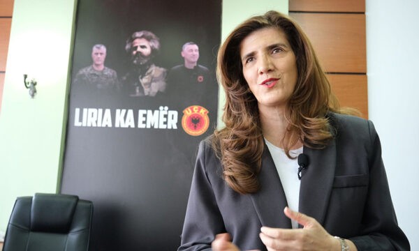 Ganimete Musliu i bën thirrje ekzekutivit: Ndriçoni godinën e Qeverisë me thirrjen “Jo në emrin tim!”