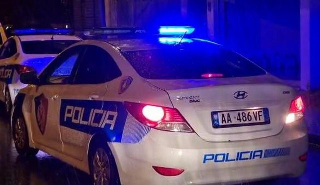 Përleshja mes të rinjve në Korçë përfundon në gjak: 19-vjeçari qëllet me thikë, arrestohet autori