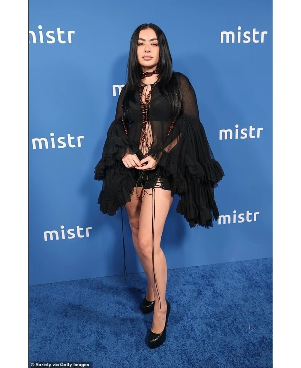Charli XCX rrëmben vëmendjen me një look provokues në tapetin e kuq në Los Angeles
