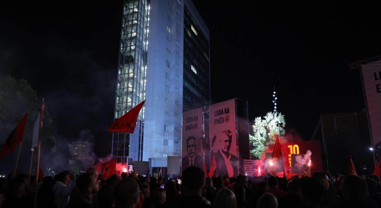 Protesta në Prishtinë: Mesazh i qartë për ekzekutivin, protestuesit kërkojnë miratimin e ligjit për Dhomat e Specializuara